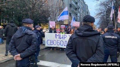 Policija nije dozvolila učesnicima antiratnog protesta protiv ruske invazije na Ukrajinu da priđu Ambasadi Rusije u Beogradu, 24. decembar 2022.