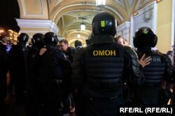 ОМОН берет в оцепление протестующих против мобилизации. Невский проспект, 21 сентября 2022