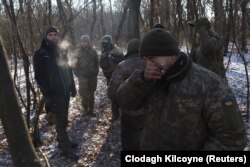 Militari ucraineni din Brigada 43 de artilerie grea, după un atac asupra trupelor ruse, în apropiere de Soledar, Ucraina, 11 ianuarie 2023.