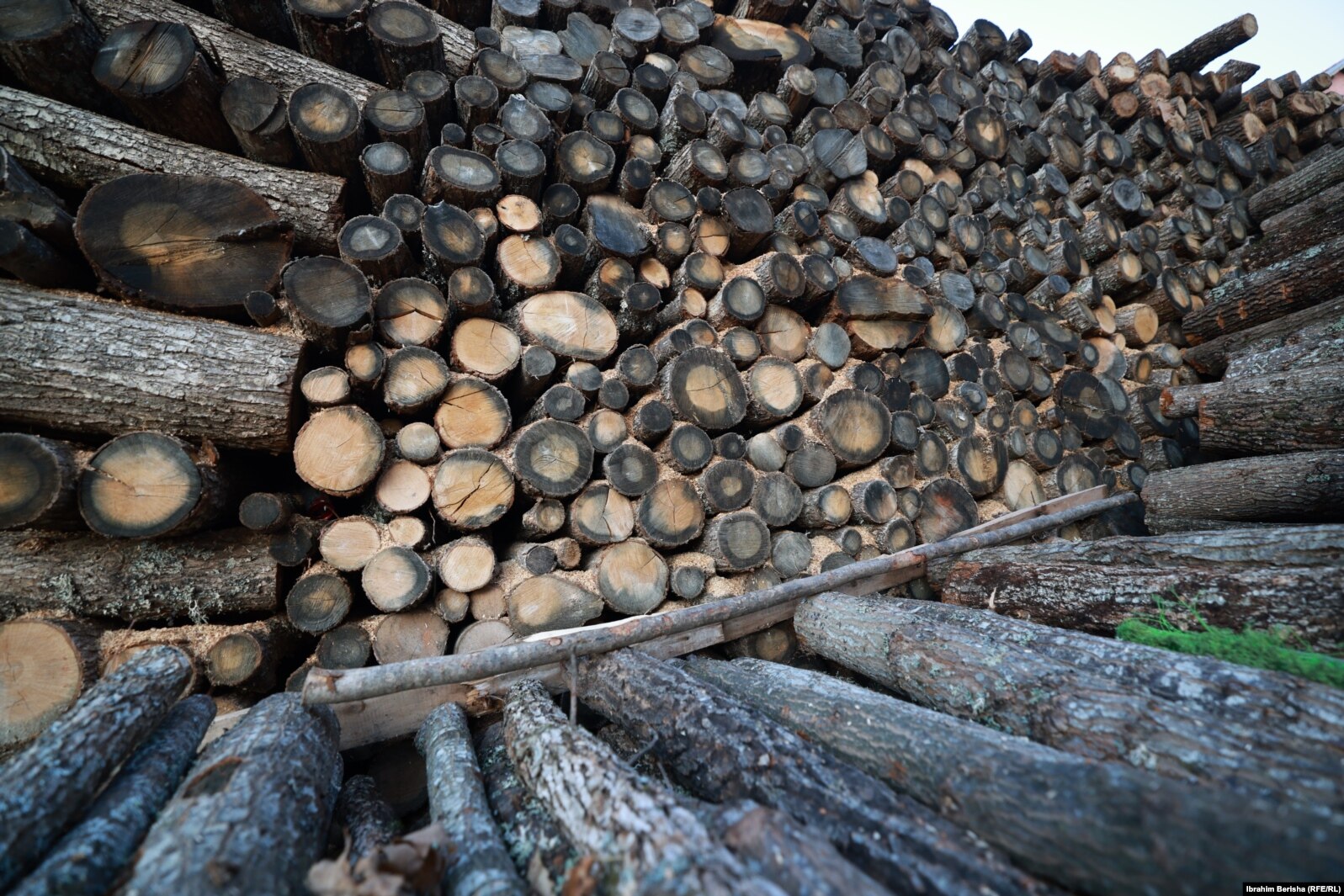 Dru të ekspozuara për shitje në një prej tregjeve në Prishtinë. Një metër dru aktualisht kushton 70 deri në 80 euro, krahasuar me 40 euro sa ka qenë vitin e kaluar.
