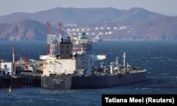 Танкер Shun Tai загружается российской нефтью в порту Козьмино, рядом с Владивостоком