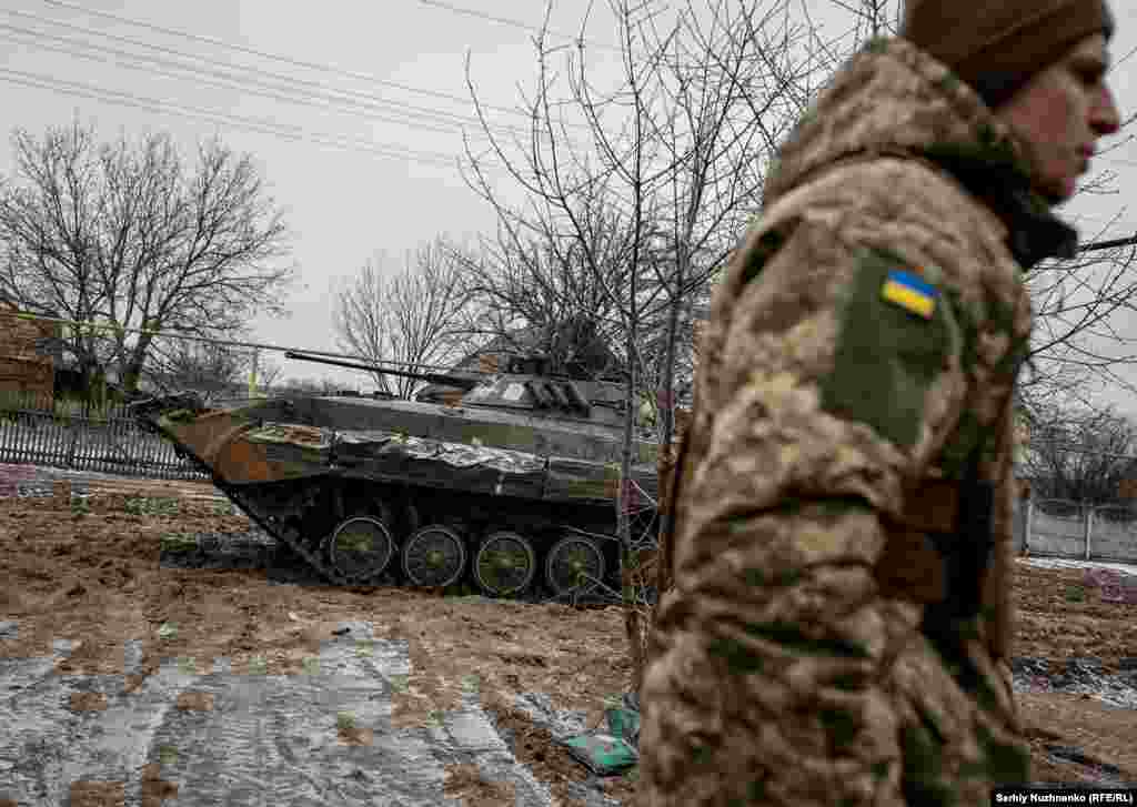 Украинский военный идет возле боевой машины пехоты БМП-2 недалеко от города Соледар, 14 января. &nbsp;