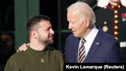 Președintele SUA Joe Biden îl salută pe președintele Ucrainei Volodimir Zelenski pe peluza de sud a Casei Albe, Washington, SUA, 21 decembrie 2022