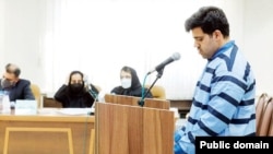 عکس منتشر شده از سهند نورمحمدزاده در دادگاه (عکس از روزنامه شرق)