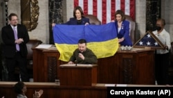 Președintele Ucrainei, Volodimir Zelenski, în Congresul SUA, pe 21 decembrie 2022. Camera Reprezentanților ar putea decide sâmbătă, 20 aprilie, cu privire la acordarea unui ajutor de 61 de miliarde de dolari pentru Ucraina.