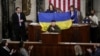 În decembrie 2022, în timp ce președintele Volodimir Zelenski se adresa Congresului, vice-președinta Kamala Harris și lidera de atunci a Camerei Reprezentanților, democrata Nancy Pelosi, fluturau un steag ucrainean, Washington, 21 decembrie 2022.