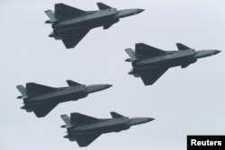 Истребители-"невидимки" J-20 ВВС Народно-освободительной армии Китая (НОАК)