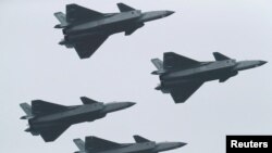 Винищувачі-невидимки J-20 ВПС армії Китаю у небі на Китайській міжнародній авіаційно-космічній виставці Airshow China в Чжухаї, провінція Гуандун, Китай, 8 листопада 2022 року