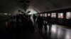 Ljudi se skrivaju unutar stanice metroa tokom nestanka struje usred masovnih ruskih raketnih napada na Kijev, 16. decembar 2022.