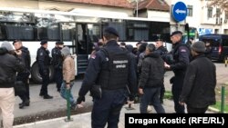 Policija u Srbiji je 25. novembra uz prinudu sprovela migrante iz parka kod Ekonomskog fakulteta u Beogradu ka autobusima i policijskim vozilima. Nije saopšteno gde su ljudi odvedeni, a povod za "akciju" policije bio je sukob grupe migranata na granici između Srbije i Mađarske. 