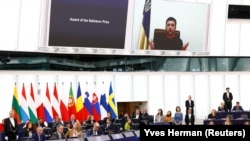 Президент України Володимир Зеленський виступає через відеозв’язок у Європарламенті під час нагородження премією Сахарова «сміливого народу України». Страсбург, Франція, 14 грудня 2022 року 