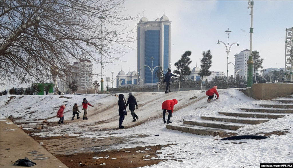 Aşgabat. Taýyp oýnaýan çagalar.&nbsp;