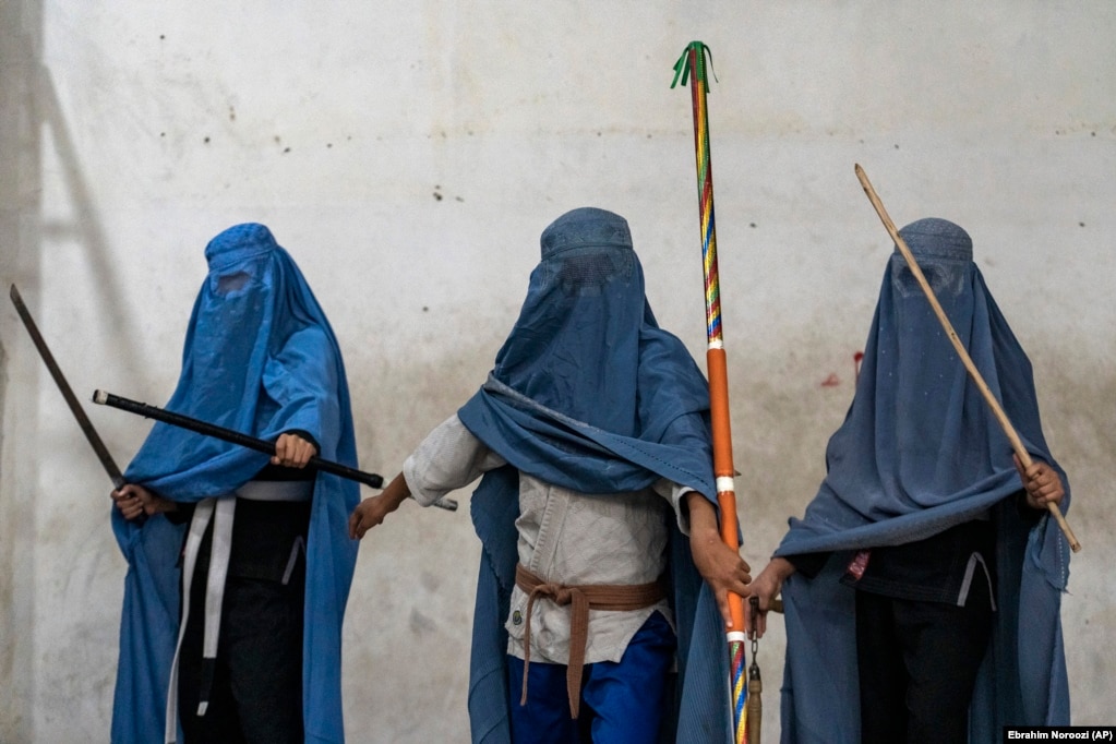 Vajzat afgane në Kabul duke praktikuar artin luftarak kinez, vushu. Edhe para se talibanët të ktheheshin në pushtet, shumë njerëz në shoqërinë tejet konservatore të Afganistanit kundërshtonin sportet e grave, duke i konsideruar ato si cenim të modestisë dhe të figurës së grave në shoqëri.