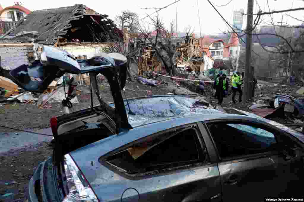 Пошкоджені приватні будинки та майно жителів після ракетного удару РФ, Київ, 31 грудня 2022 року