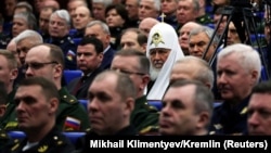 Patrijarh Kiril, poglavar Ruske pravoslavne crkve, sjedi među vojnim oficirima na godišnjem sastanku Kolegija ruskog Ministarstva odbrane u Moskvi u decembru 2022. godine.
