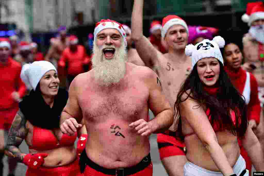 Топлес забег Санта-Клаусов в Будапеште, Венгрия, 11 декабря. Уже 19 лет забег проходит в поддержку сбора денег для нуждающихся детей.&nbsp;