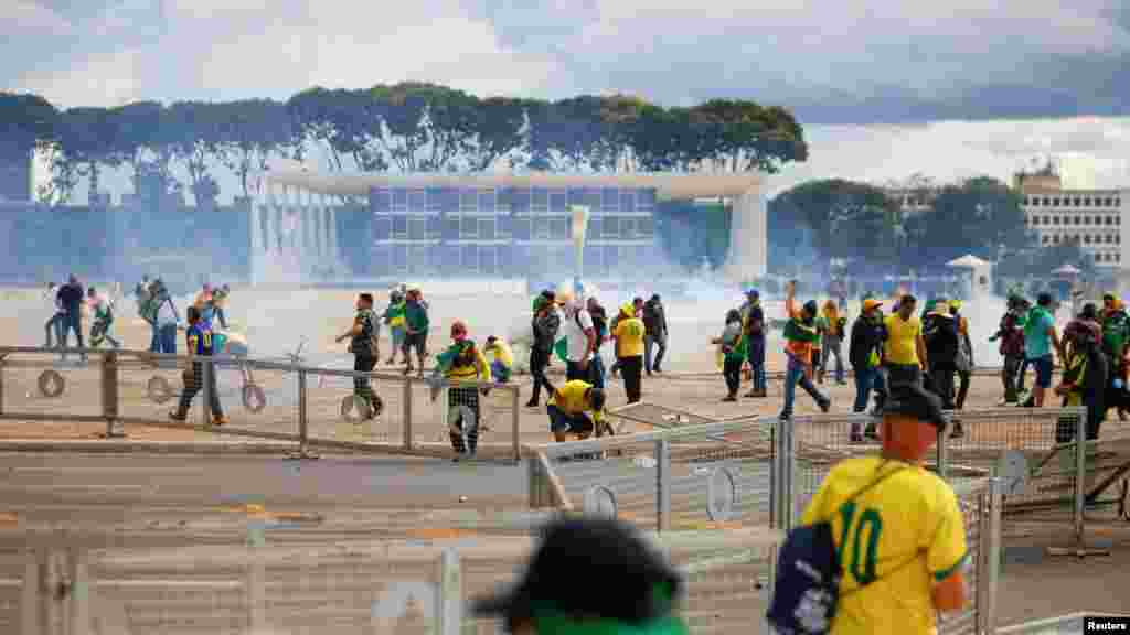 Jair Bolsonaro volt brazil elnök támogatói tüntetnek Luiz Inácio Lula da Silva államfő ellen a nemzeti kongresszus és a legfelsőbb bíróság épületének is otthont adó téren. Később az Orbán Viktor által korábban támogatott Bolsonaro hívei erőszakkal behatoltak az épületekbe