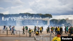 Bolsonaro volt elnök hívei betörtek a brazil törvényhozás épületébe