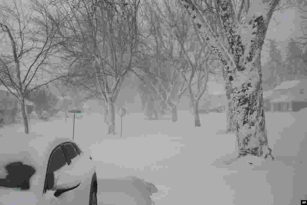 Zbog oštre zimske oluje u subotu je bez struje ostalo stotine hiljada domova i preduzeća širom Sjedinjenih Država. (Amherst, Njujork 24. decembra)