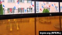 Флажки в цветах российского флага в детсаду «Чайка» в Симферополе», декабрь 2022 года