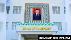 Каждое госучреждение в Туркменистане обязано иметь портреты президента. 