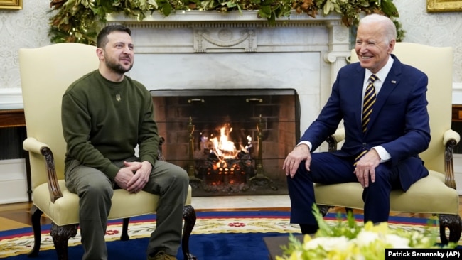 Президент Украины Владимир Зеленский (слева) и президент США Джо Байден во время встречи в Белом доме. Вашингтон, 21 декабря 2022 года