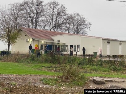 MIgranti ispred prihvatnog centra u Subotici