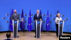 Presidenti i Këshillit Evropian, Charles Michel, shefi i NATO-s, Jens Stoltenberg, dhe presidentja e Komisionit Evropian, Ursula von der Leyen, gjatë konferencës së përbashkët për media. 