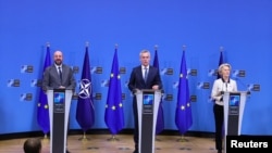 Руководители Европейского союза и НАТО на подписании совместной декларации о стратегическом партнерстве.