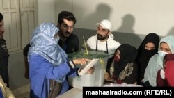 په کراچۍ کې یوه انتخاباتي افسره نورو کارکوونکو ته لارښوونې کوي - پخوانی انځور.