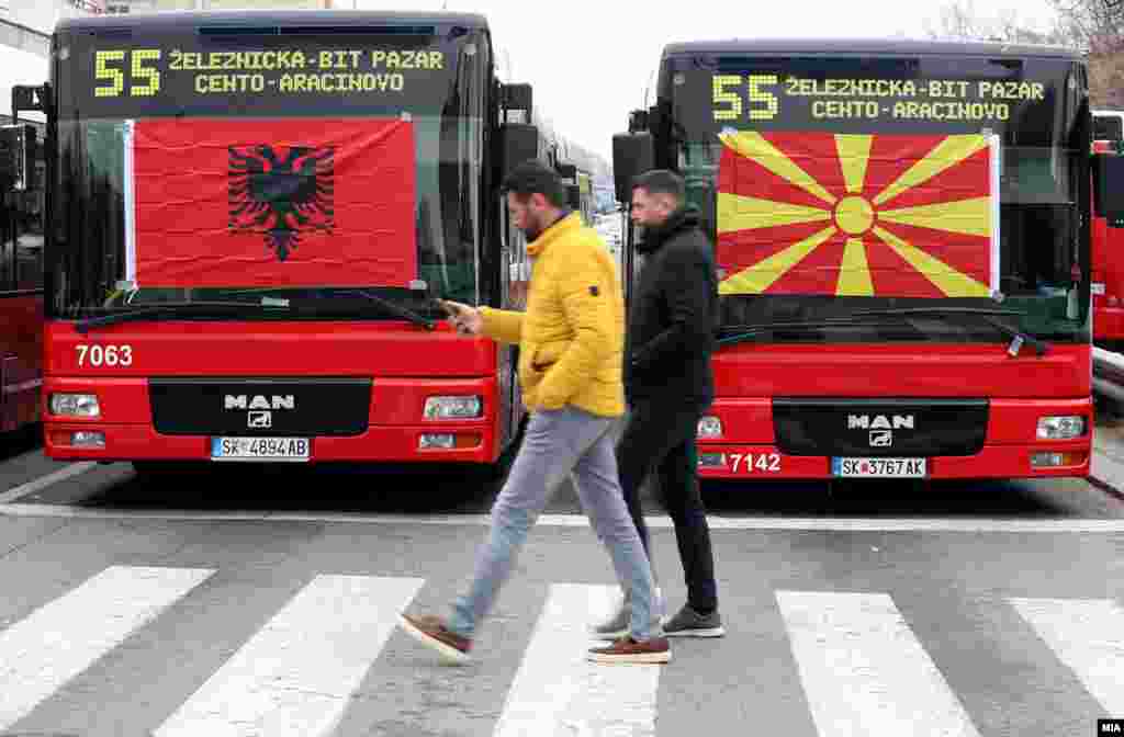 Приватните превозници денеска, 28 ноември 2022, ја блокираа крстосницата кај Мавровка, во центарот на Скопје, настојувајќи да ги добијат парите што, според нив, им ги должи ЈСП и градот Скопје
