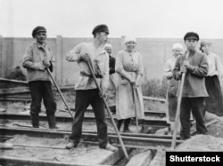 Работници по железопътна линия през 1922 г.
