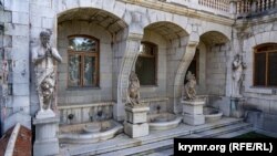 Скульптурная группа на западном фасаде Массандровского дворца