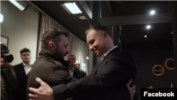 Președintele ucrainean Volodimir Zelenski s-a întâlnit cu președintele polonez Andrzej Duda la întoarcerea spre casă din scurta vizită făcută la Washington.