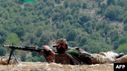 د کورمې په منتو کې یو پوځي سرتېری د وسلوالو پرضد د کارروایۍ لپاره د تیارېدو په حال کې - پخوانی انځور. 