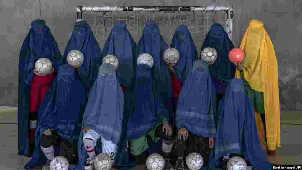 Egy afgán női focicsapat Kabulban. A nőknek és lányoknak burkával kell elrejteniük arcukat, miközben megfélemlítéssel, fenyegetésekkel és egyes esetekben veréssel kell szembenézniük saját családtagjaik részéről, amiért sportolnak