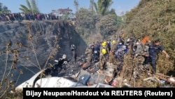 Pamje të vendit ku është rrëzuar aeroplani në Nepal.