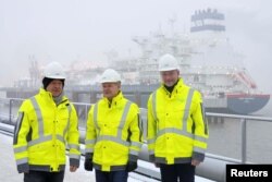 Cancelarul Olaf Scholz, ministrul economiei Robert Habeck și ministrul de finanțe Christian Lindner la inaugurarea terminalului de gaz lichefiat de la Wilhelmshaven, Germania, 17 decembrie 2022