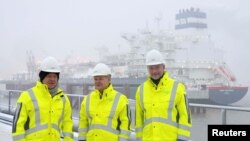 Njemački kancelar Olaf Scholz, ministar za ekonomiju Robert Habeck i ministar financija Christian Lindner ispred 'Hoegh Esperanza' plutajuće terminala za LNG (ukapljeni prirodni plin) u Wilhelmshavenu Njemačka, 17. decembra 2022.