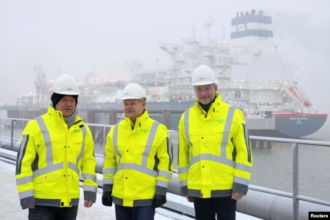 Cancelarul Olaf Scholz, ministrul economiei Robert Habeck și ministrul de finanțe Christian Lindner la inaugurarea terminalului de gaz lichefiat de la Wilhelmshaven, Germania, 17 decembrie 2022