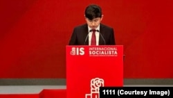 Кадыр Атамбаев Социал-демократиялык партиялардын жыйынында. Мадрид. Ноябрь, 2022.