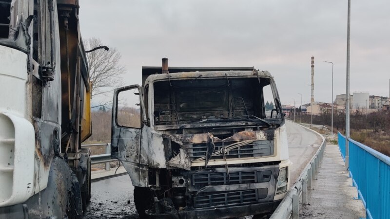 Pamjet e kamionëve të djegur në barrikadën në veri