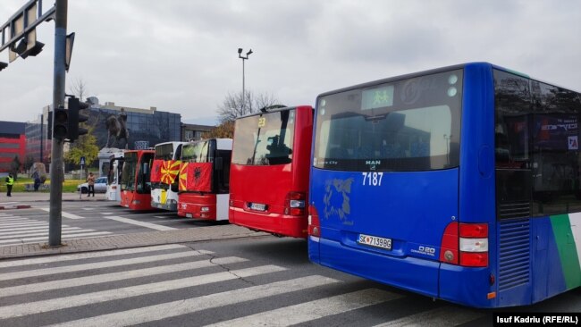 Autobusët e renditur në rrugë.