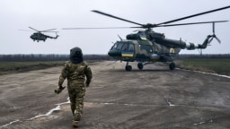 Një pilot duke iu afruar një helikopteri të ushtrisë ukrainase në një bazë ajrore afër vijës së frontit në rajonin e Hersonit. Fotografi nga arkivi. 