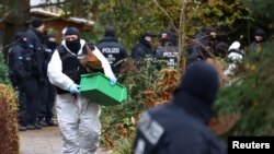 Policia siguron zonën pasi 25 anëtarë dhe mbështetës të dyshuar të një grupi të ekstremit të djathtë u arrestuan gjatë bastisjeve në të gjithë Gjermaninë. 7 dhjetor 2022.