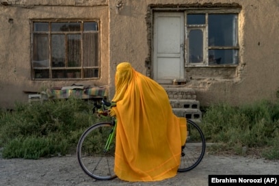 Një grua afgane me biçikletën e saj të garave në Kabul. Talibanët po ashtu ua kanë ndaluar grave të vizitojnë parqet apo palestrat, dhe kërkojnë që ato ta mbulojnë fytyrën dhe flokët kur dalin në publik. Ata po ashtu kanë kufizuar ashpër mundësitë e grave për të punuar jashtë shtëpisë. Së voni, ata ua kanë ndaluar grave të punojnë për organizatat joqeveritare.