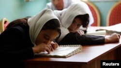 شماری از دختران نابینا در یک مکتب ویژه نابینایان در کابل در حال آموزش اند - عکس از آرشیف