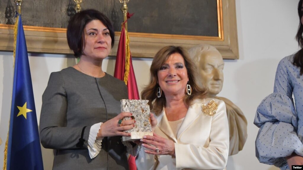 الیزابتا آلبرتی کاسِلاتی، وزیر اصلاحات دولت ایتالیا (سمت راست) در حال دادن جایزه «ارزش شجاعت» گوهر عشقی به نماینده او 