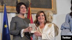 الیزابتا آلبرتی کاسِلاتی، وزیر اصلاحات دولت ایتالیا (سمت راست) در حال دادن جایزه «ارزش شجاعت» گوهر عشقی به نماینده او 