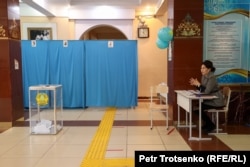 Избирательный участок в день выборов президента Казахстана. Алматы, 20 ноября 2022 года
